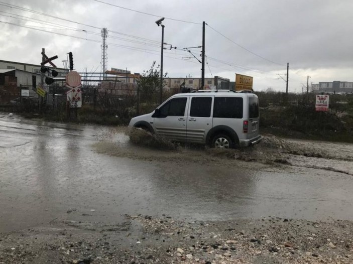 Edirne'de sağanak yağmur sonrası yollar göle döndü