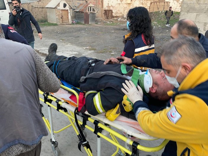 Erzincan'da yangına müdahale eden itfaiye görevlisi çatıdan düştü