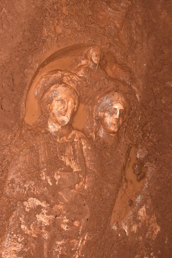 Kütahya’da, 1500 yıllık mezar stelini çıkarırken yakalandılar
