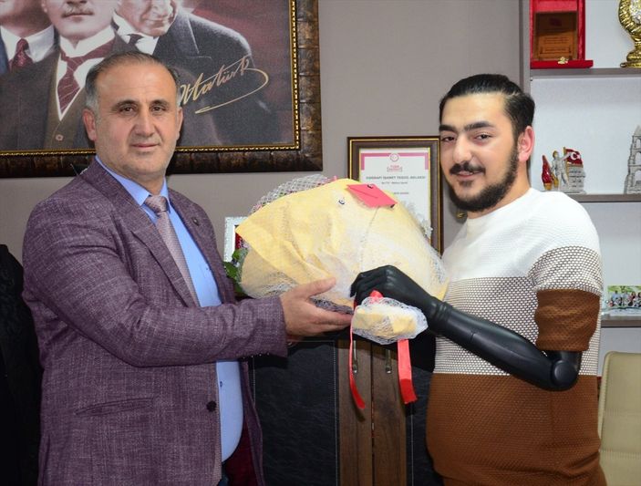 a Aydın’da kollarını kaybeden genç, biyonik kollarına kavuştu