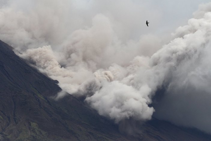 Endonezya'da yanardağ patlaması, ardında enkaz bıraktı