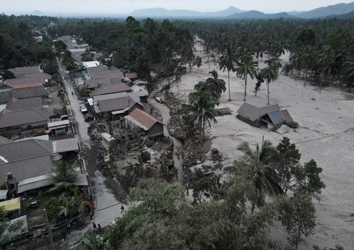 Endonezya'da yanardağ patlaması, ardında enkaz bıraktı