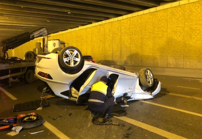 Zeytinburnu'nda kaza yapan otomobilin sürücüsü olay yerinden kaçtı