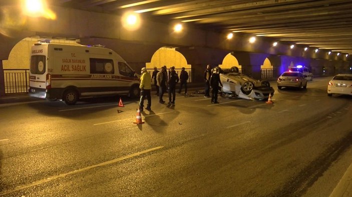 Zeytinburnu'nda kaza yapan otomobilin sürücüsü olay yerinden kaçtı
