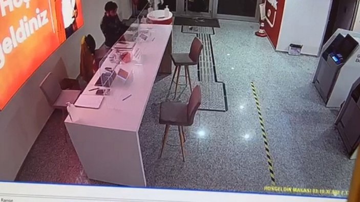İzmir'de bankaya girip 4 tablet çaldı 