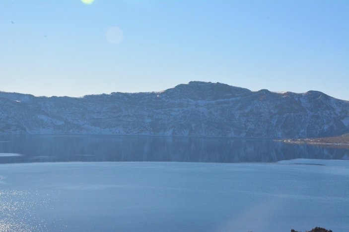 Bitlis'teki dünyanın ikinci büyük krater gölü beyaza büründü