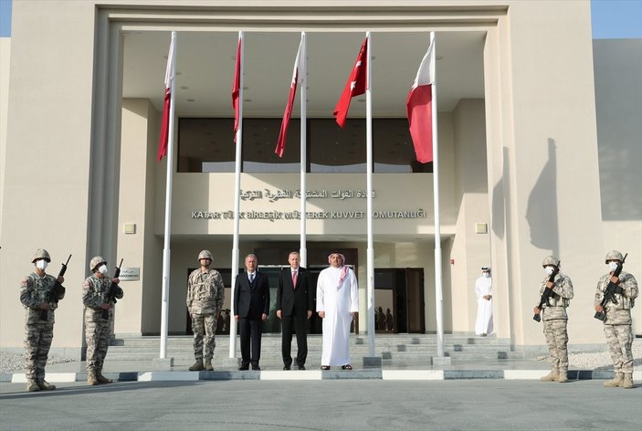 Cumhurbaşkanı Erdoğan, Katar'da Türk birliğini ziyaret etti