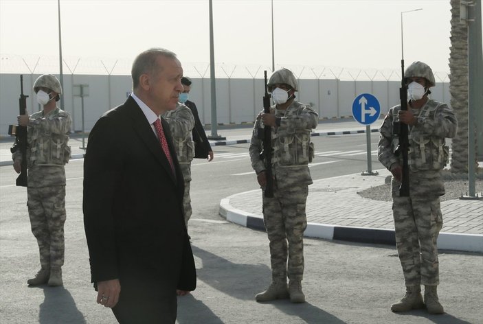 Cumhurbaşkanı Erdoğan, Katar'da Türk birliğini ziyaret etti