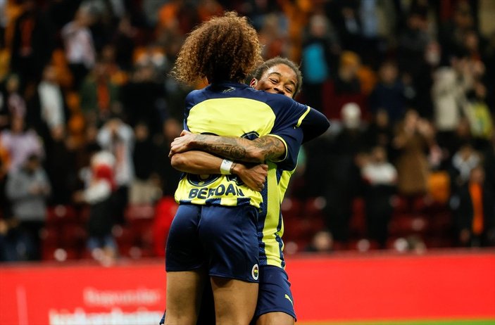 Kadın futbol maçında Fenerbahçe, Galatasaray'a fark attı