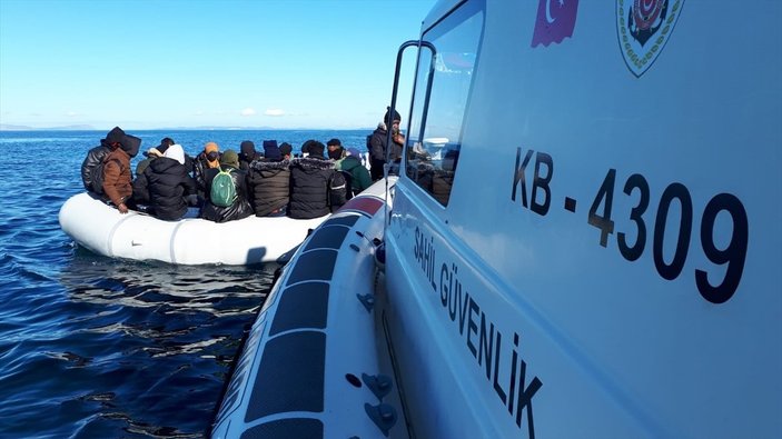İzmir’de, 55 kaçak göçmen kurtarıldı