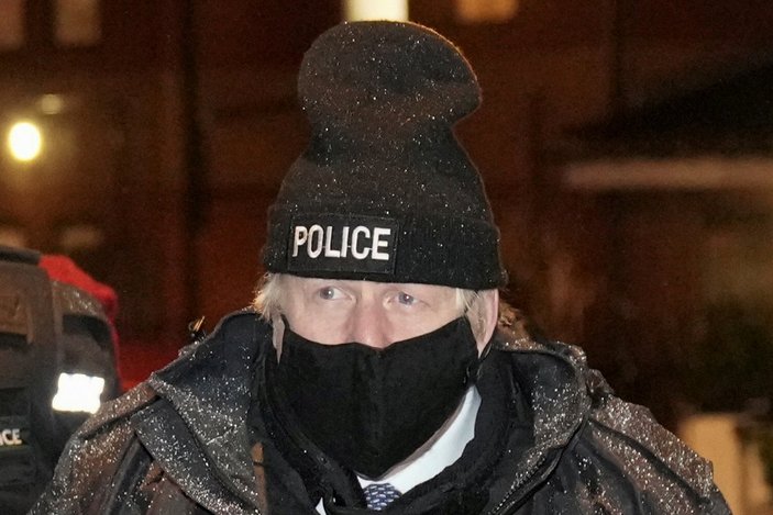 Boris Johnson polis üniformasıyla uyuşturucu baskınına katıldı