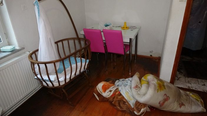 Isparta’da 2 çocuklu çiftin evi göle döndü