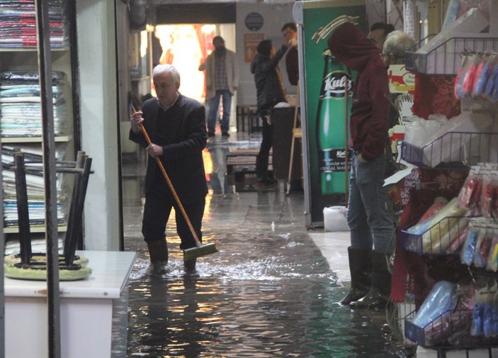 İzmir’de esnafın yağmur suyu çilesi
