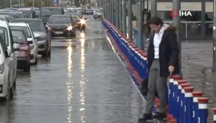 İzmir’de esnafın yağmur suyu çilesi