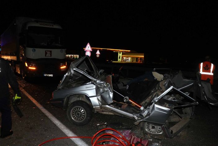 Kayseri'de tır, geri manevra yapan araca vurdu: 2 ölü, 1 yaralı