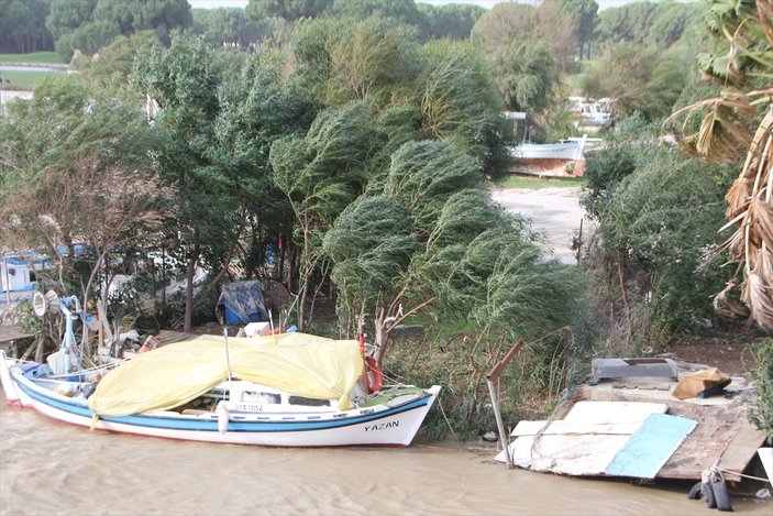 Antalya’da yollar göle döndü, araçlar mahsur kaldı