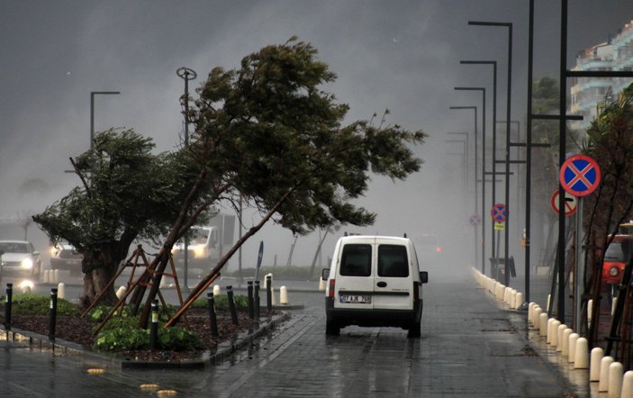 AFAD Antalya'daki fırtınanın bilançosunu açıkladı
