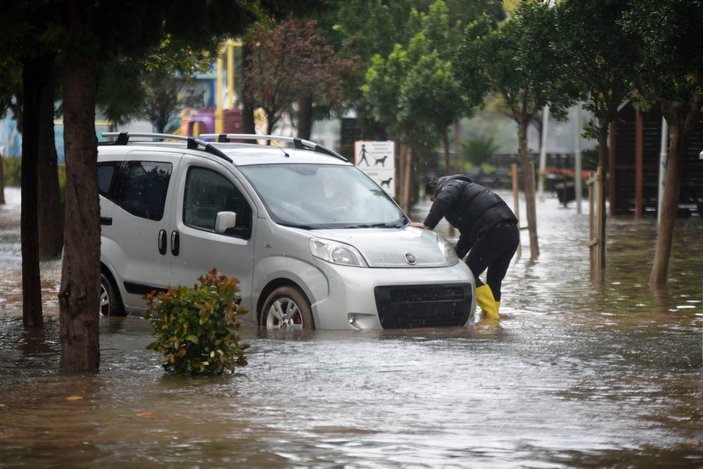 Antalya’da yollar göle döndü, araçlar mahsur kaldı