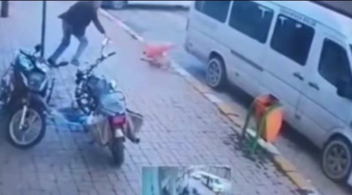 Afyonkarahisar'da bir kişi, minibüsün ezdiği köpeğe trafik dubası ile saldırdı