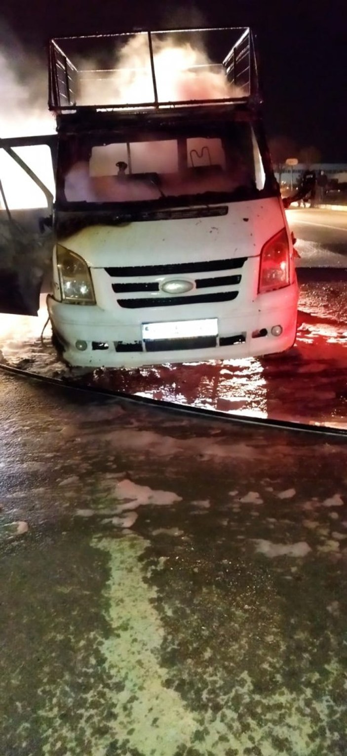 Ankara'da seyir halindeki kamyonet alev aldı