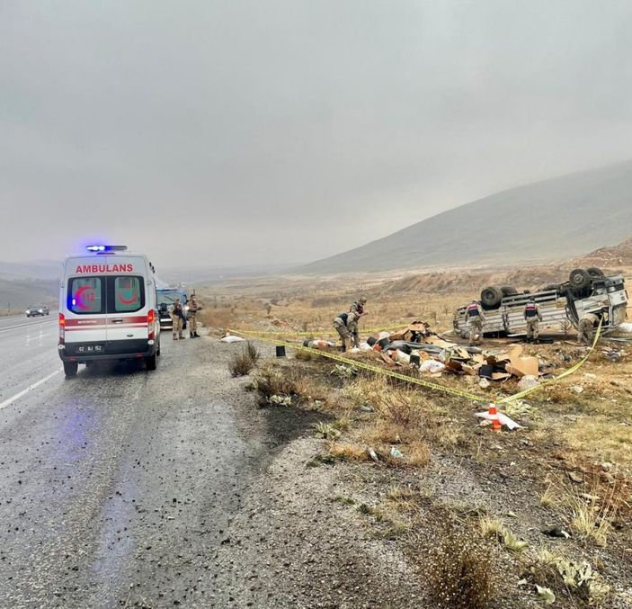 i Malatya’da kontrolden çıkan kamyonet takla attı