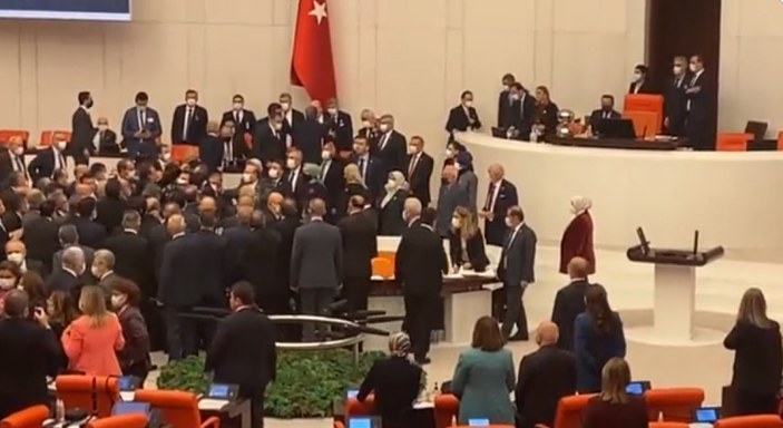 Meclis'te CHP'nin Süleyman Soylu'ya sataşmasıyla yumruklu kavga çıktı