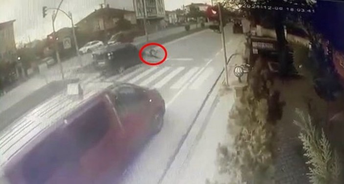 Sakarya'da kırmızı ışıkta geçen sürücü çocuğa çarptı