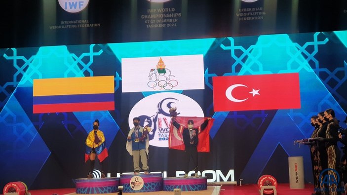 Milli halterci Şaziye Erdoğan'dan Dünya Şampiyonası'nda 3 madalya