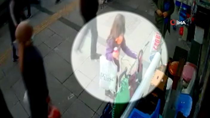 i İstanbul'da güpegündüz küçük kız çocuğuna hırsızlık yaptırdılar