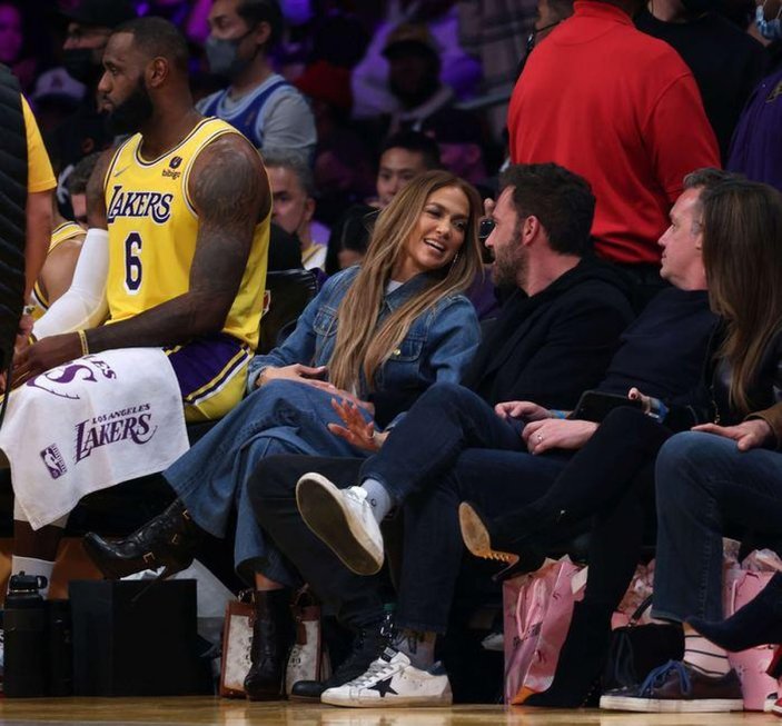 Jennifer Lopez ve Ben Affleck NBA maçında ilgi odağı oldu
