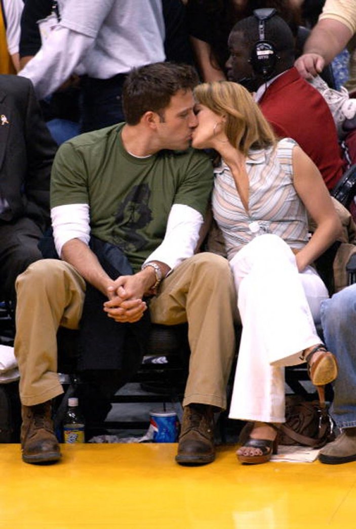 Jennifer Lopez ve Ben Affleck NBA maçında ilgi odağı oldu