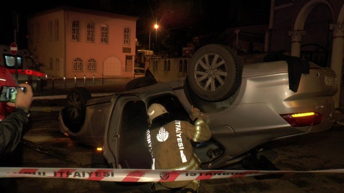 Üsküdar'da lüks araçla takla attı