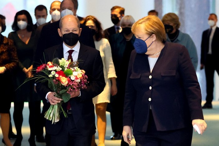 Merkel, başbakanlık görevini Scholz'a devretti