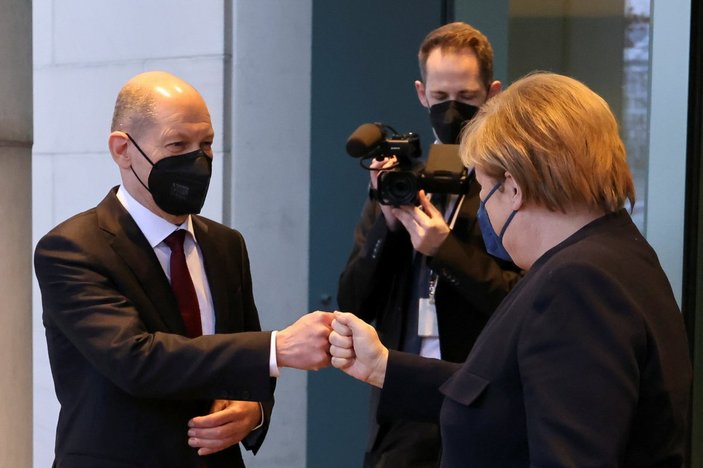 Merkel, başbakanlık görevini Scholz'a devretti
