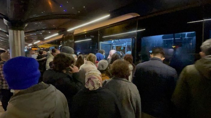 İstanbul'daki metrobüs durağında kuyruklar oluştu