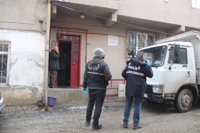 Erzurum'da 4 patlayıcı, meraklı hurdacının elinde patladı