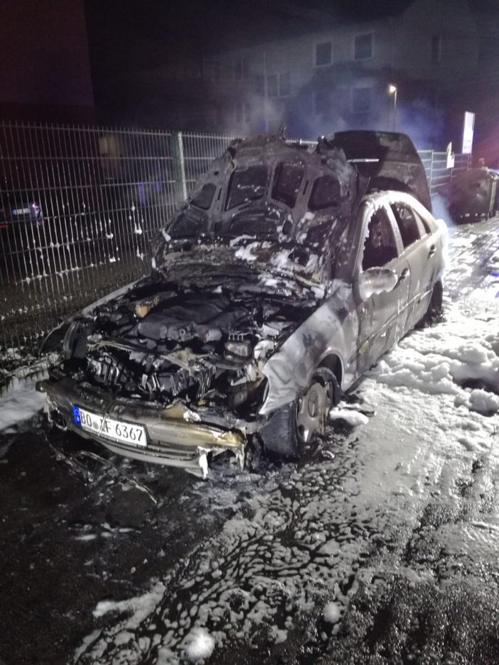 Almanya'da, cami otoparkında araç kundaklandı