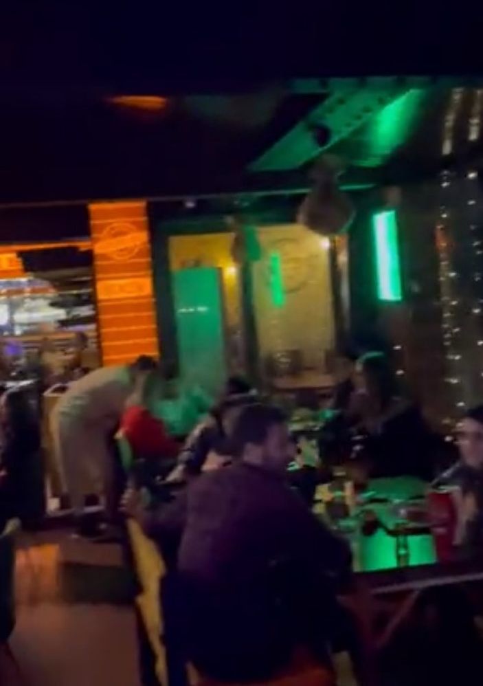 Ali Babacan barda eğlenen gençlere el salladı