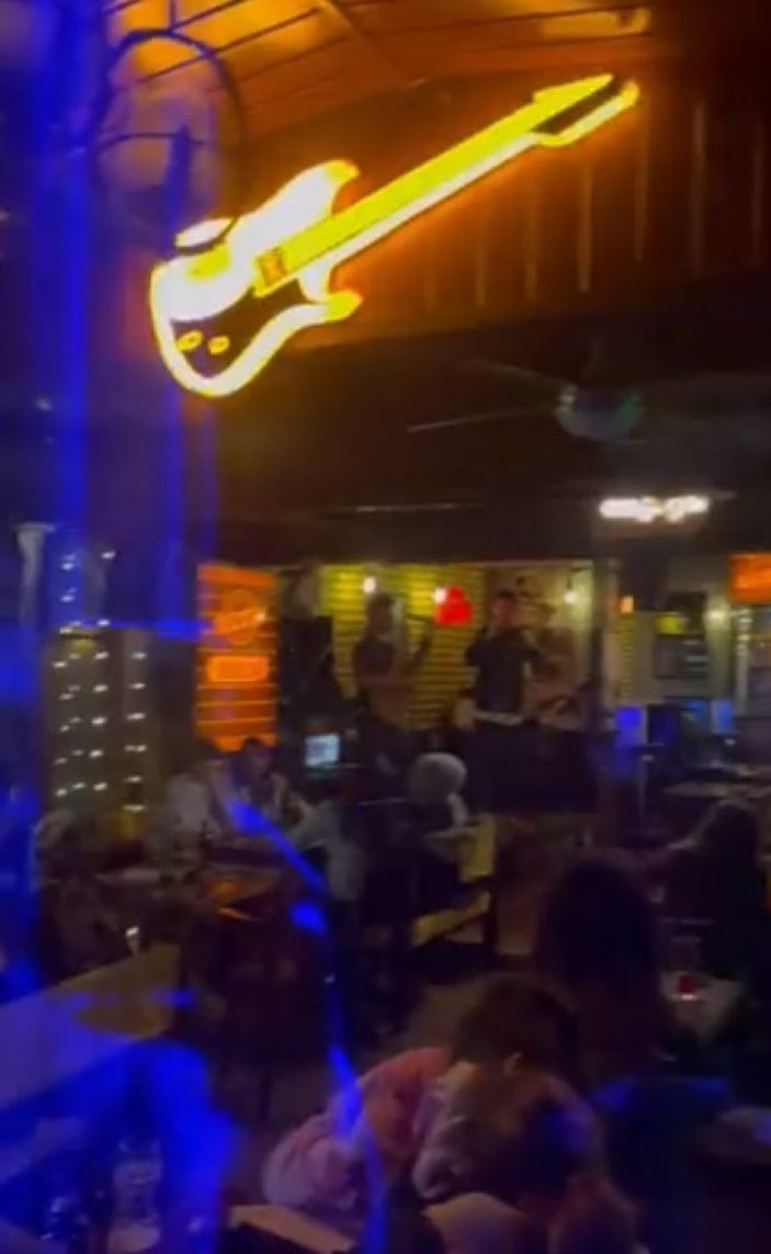 Ali Babacan barda eğlenen gençlere el salladı