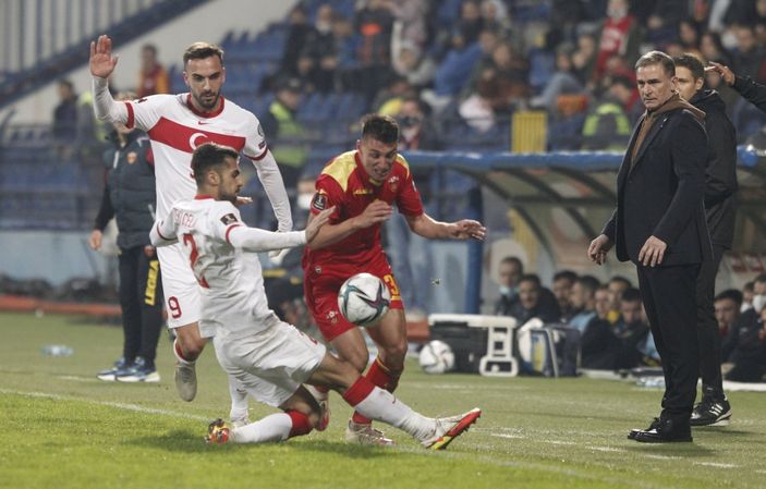 r Stefan Kuntz: Her oyuncuyu izliyoruz