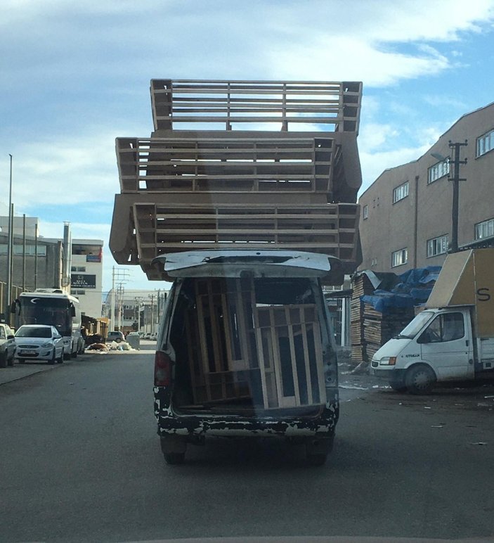 Bursa'da sürücü mobilya iskeletlerini arabasında taşıdı