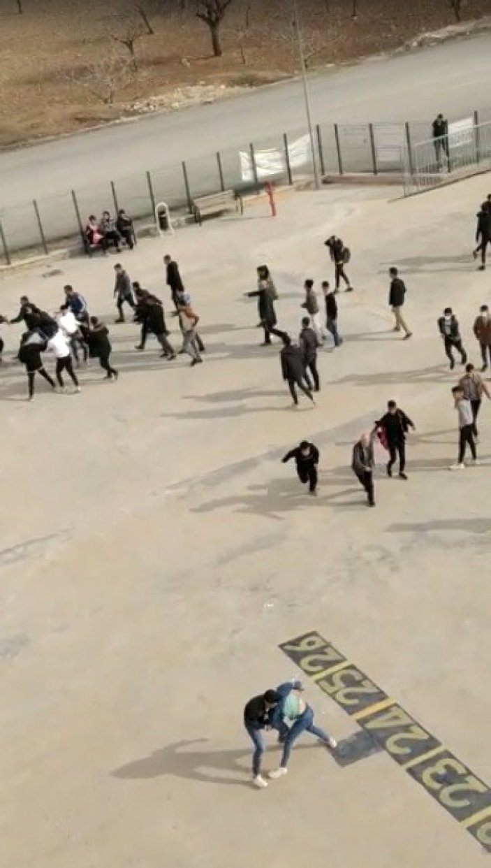 Şanlıurfa’da okul bahçesinde bıçaklı kavga anları kamerada