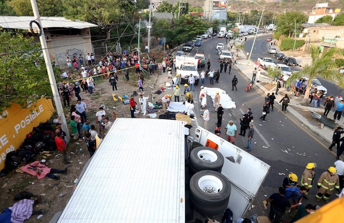 Meksika’da, kaçak göçmenleri taşıyan kamyon kaza yaptı