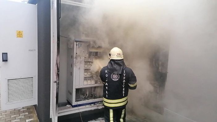 i Kocaeli'nde elektrik trafosu patladı
