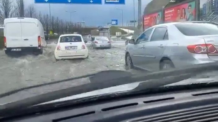 İzmir'de bazı iş yerlerini su bastı