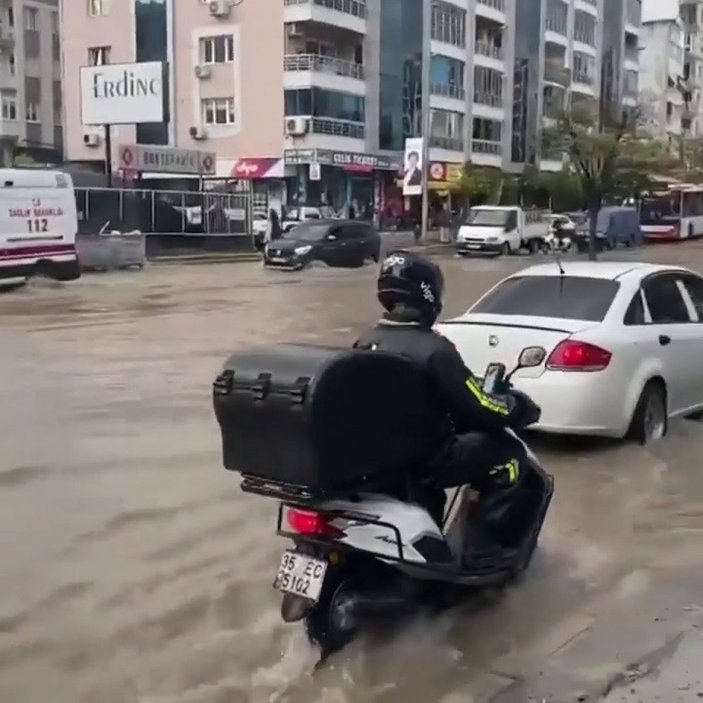 İzmir'de bazı iş yerlerini su bastı