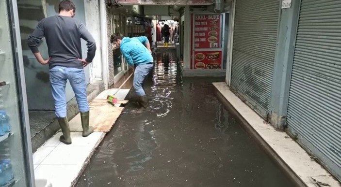 İzmir'de bazı iş yerlerini su bastı