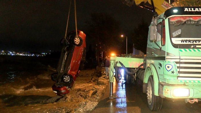 Tuzla'da kontrolden çıkan otomobil denize düştü