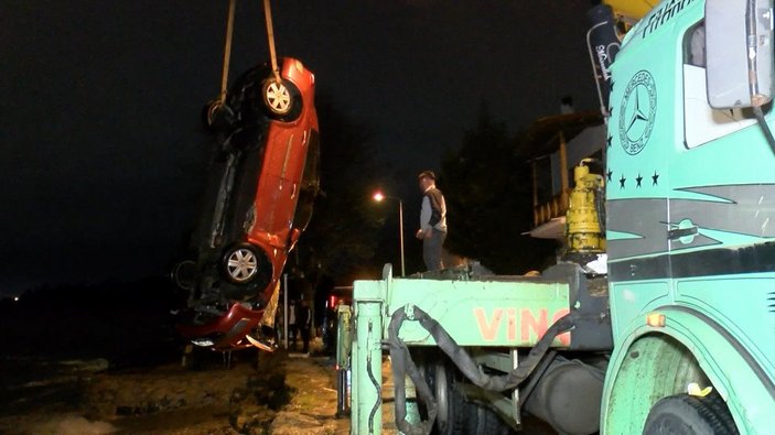 Tuzla'da kontrolden çıkan otomobil denize düştü