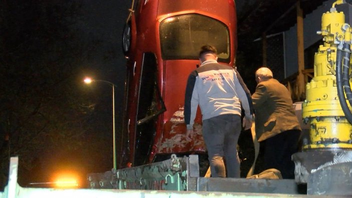 Tuzla'da kontrolden çıkan otomobil denize düştü